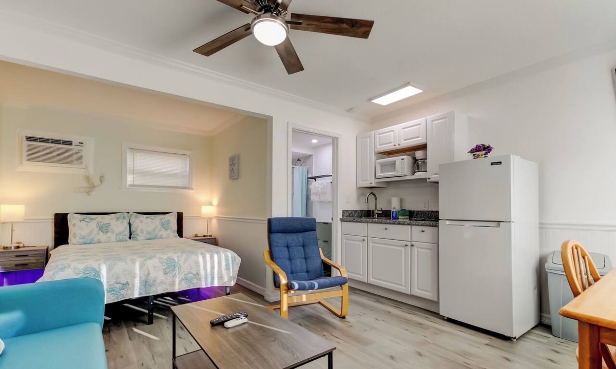Sunset Reef Hotel | CAROUSEL SUITES - #6 NEWLY RENOVATED STUDIO - JUST STEPS AWAY FROM THE BEACH