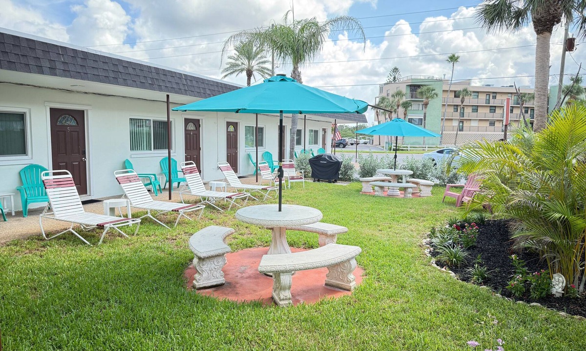 Sunset Reef Hotel | 🌴Carousel Suite #5 – Your Beachy Studio 🏖️ Steps to the Beach!