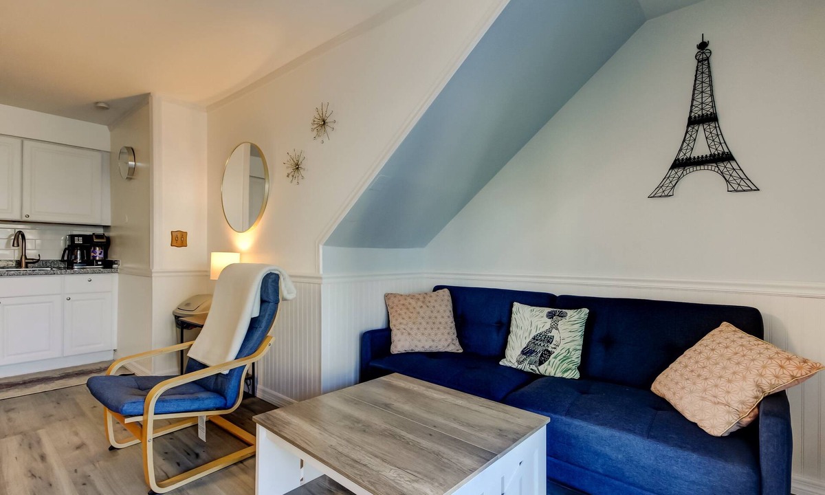 Sunset Reef Hotel | 🦩Carousel Suites #7- Updated 1 Bedroom steps to the beach! - Perfect for a Relaxing Getaway!