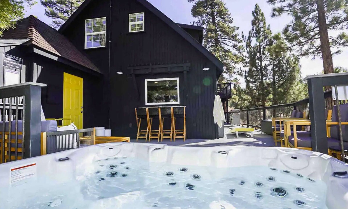 The Village Cabin | Central AC - Near Village and Lake - 4Bedroom 3Bath 1/3 Acre Prop - Jacuzzi