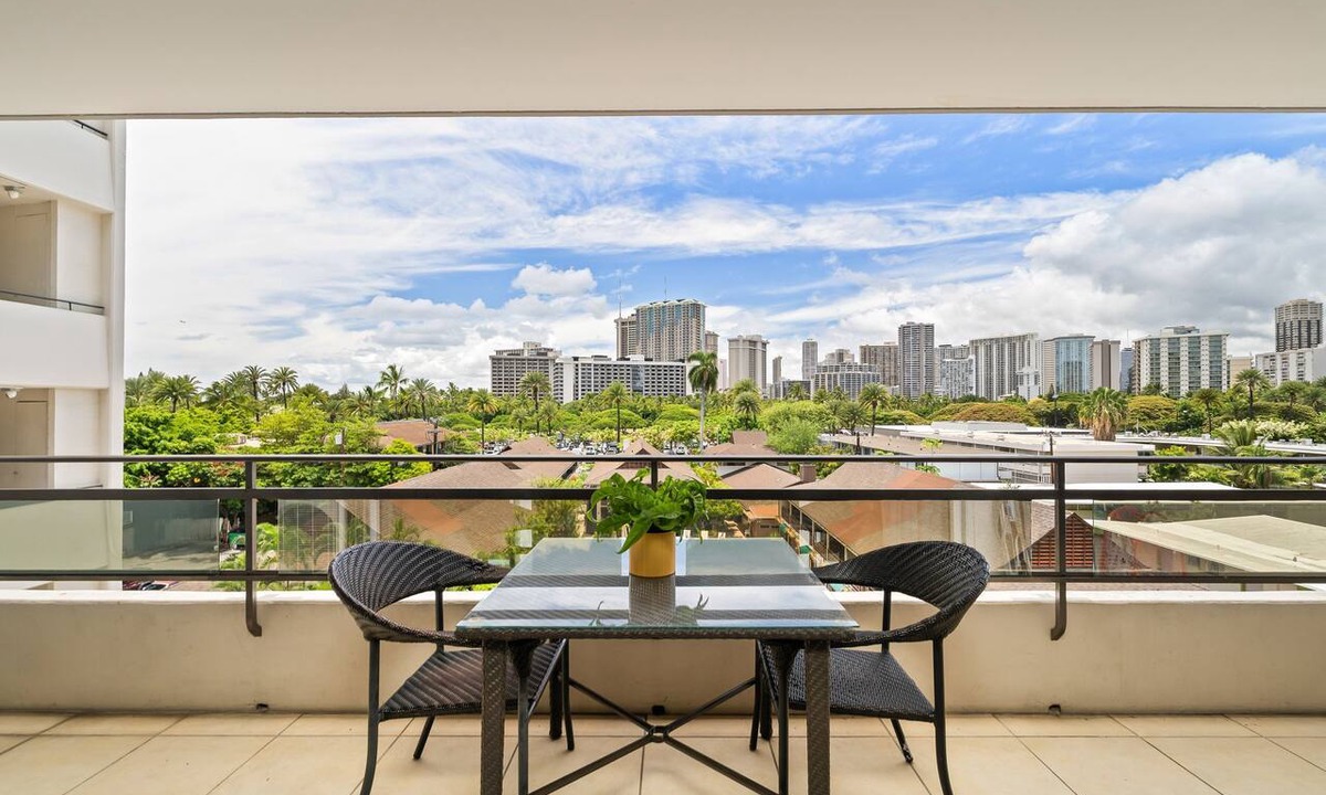 Waikiki Condo | Central Waikiki! Large lanai, close 2 beach! Fireworks! WASHLET! Sleeps 6!