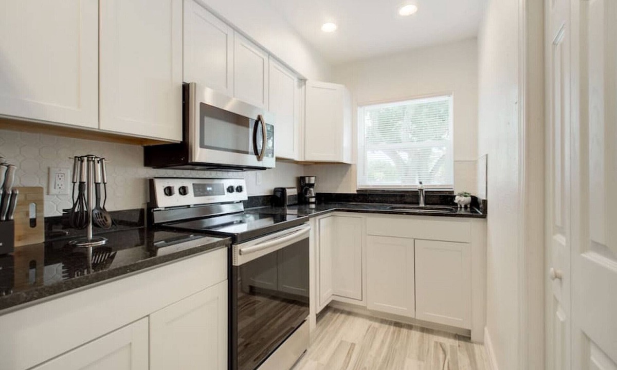 Ballast Point Apartment | Centrally Located Tampa Bayshore Home