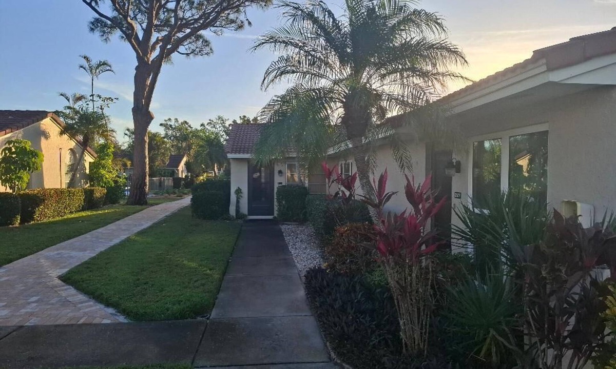 Gulf Gate Estates House | Charming 2bd 2ba, very green, 3 min drive to SiestaKey, 55+community, nice pool.
