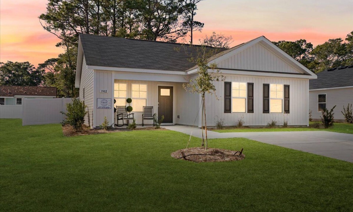 Ocean Isle Beach House | Charming 3-bedroom house with Hot tub, AC, WiFi in gorgeous Ocean Isle Beach