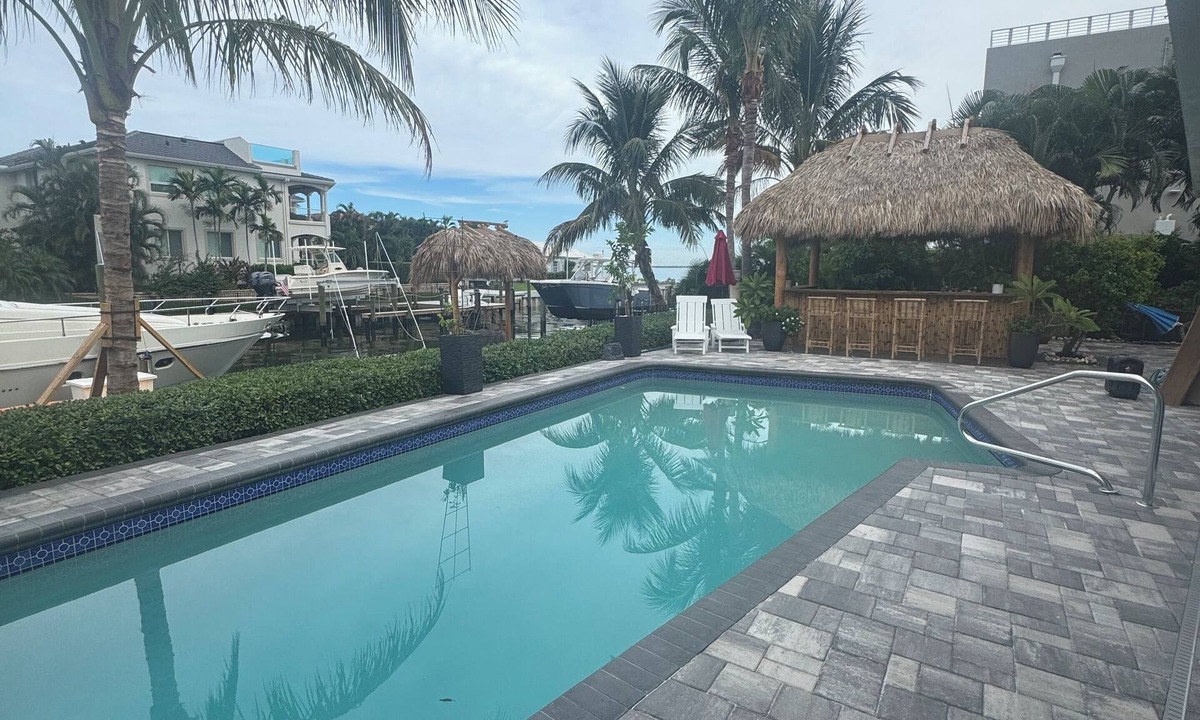 Longboat Key House | Charming 3-bedroom house in delightful Longboat Key with your own tiki bar