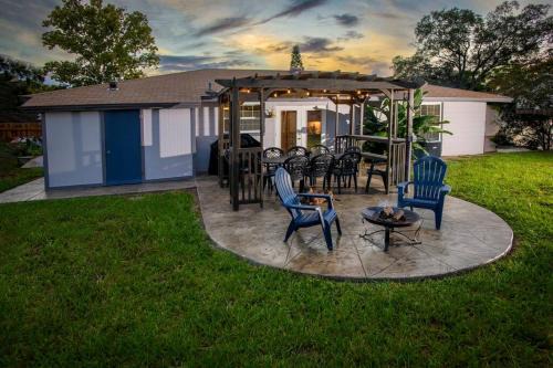 Seffner Community Alliance House | Charming Family Oasis ~ Dog-Friendly ~ Backyard