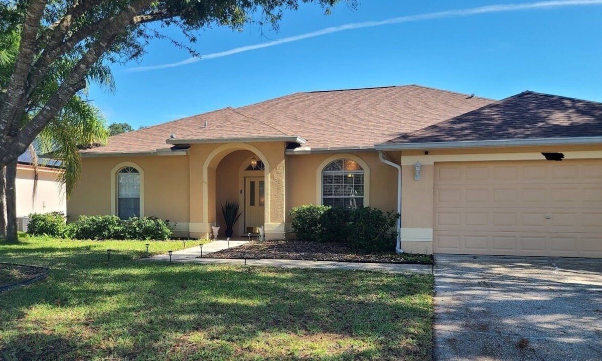 Lexington Oaks House | Cheerful 4 Bd 3 Ba Home with Screened Patio & Pool