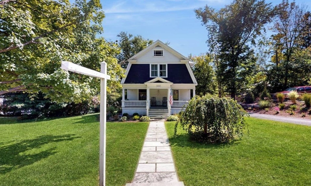 Manchester House | Classic village home with large porch, washer/dryer, cable, grill & partial AC