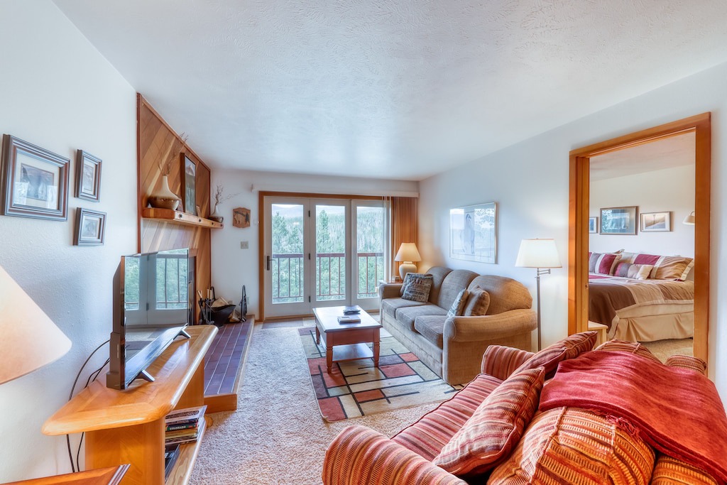Wildernest Condo | Classy, family-friendly home with mountain views & shared pool and hot tub
