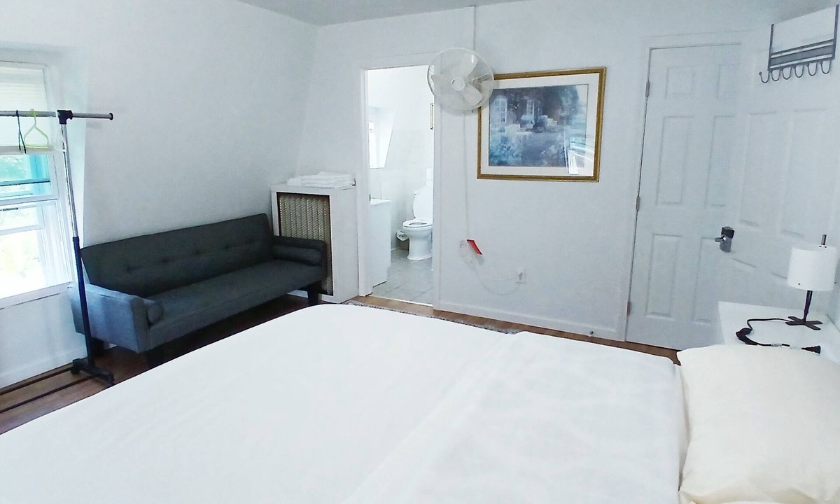 New London Bed & Breakfast | Clean master bedroom with King & private bath, 2 blocks from Rt 95, Free Wi-Fi