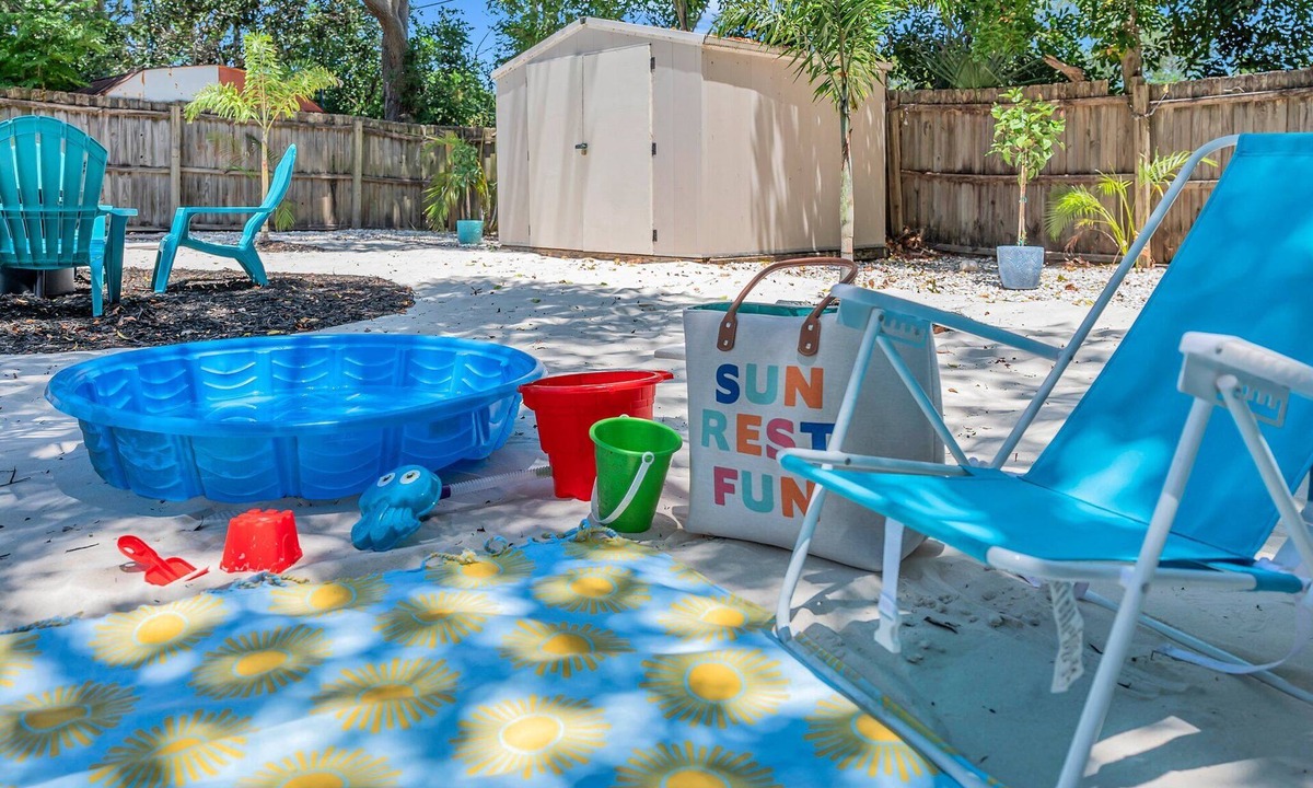 Palm Harbor House | Close to beach, restaurants-Fire pit, games, bikes