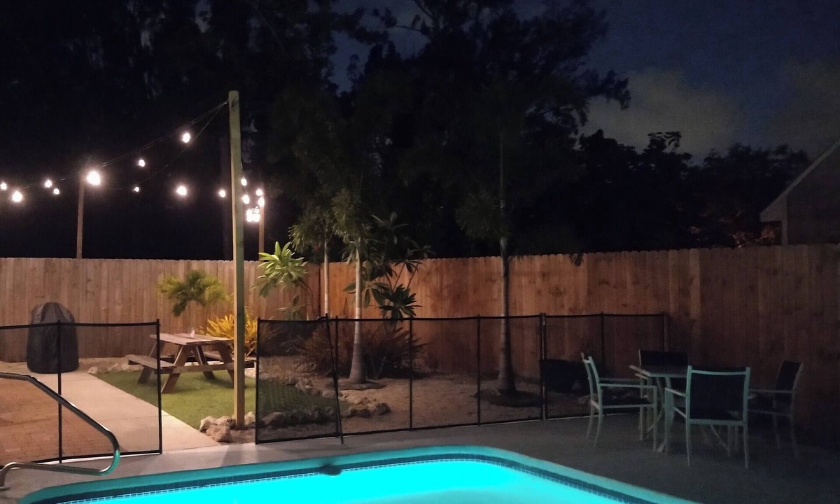 Venice Gardens House | Close to Beaches & Shopping! Clean house with a private backyard Pool