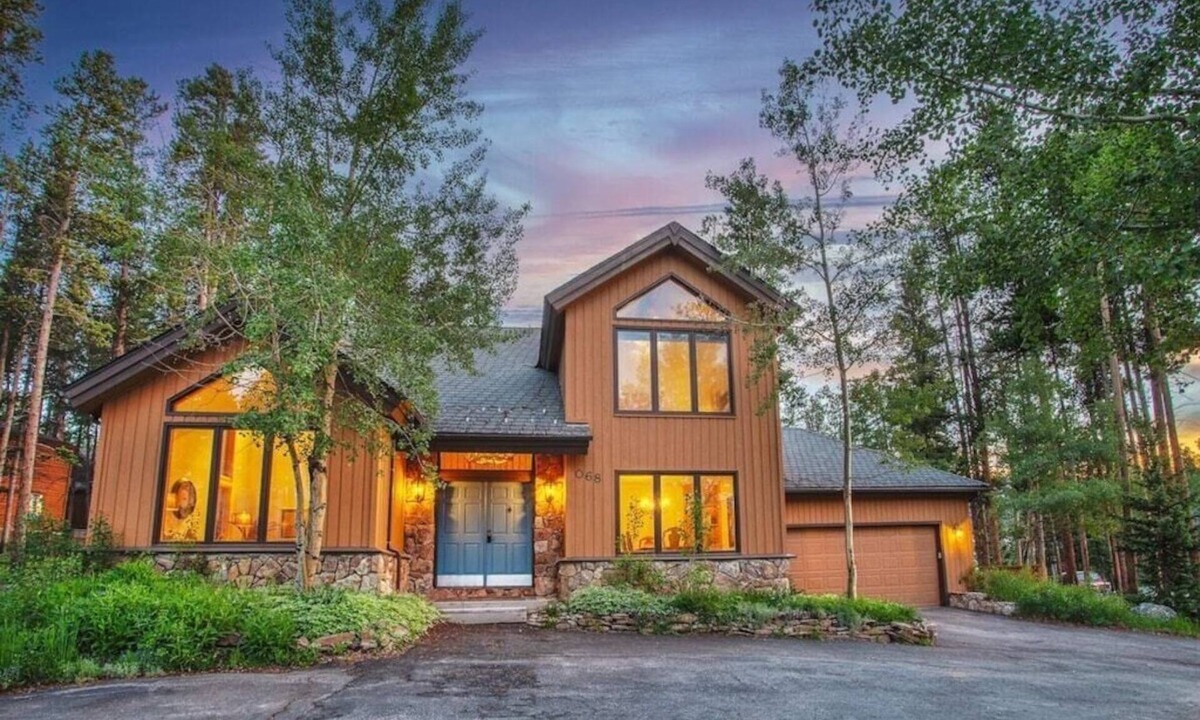 Warrior's Mark West House | Close to town, 4 bd, Pet Friendly, Hot Tub