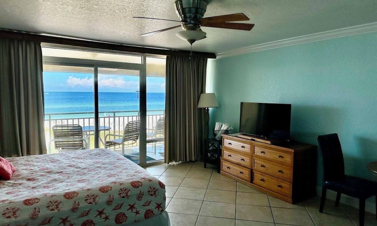 Bradenton Beach Condo | Club Bamboo South unit 225, Anna Maria Island - Gulf Front Studio, ocean view, maximum occupancy of 4 people.
