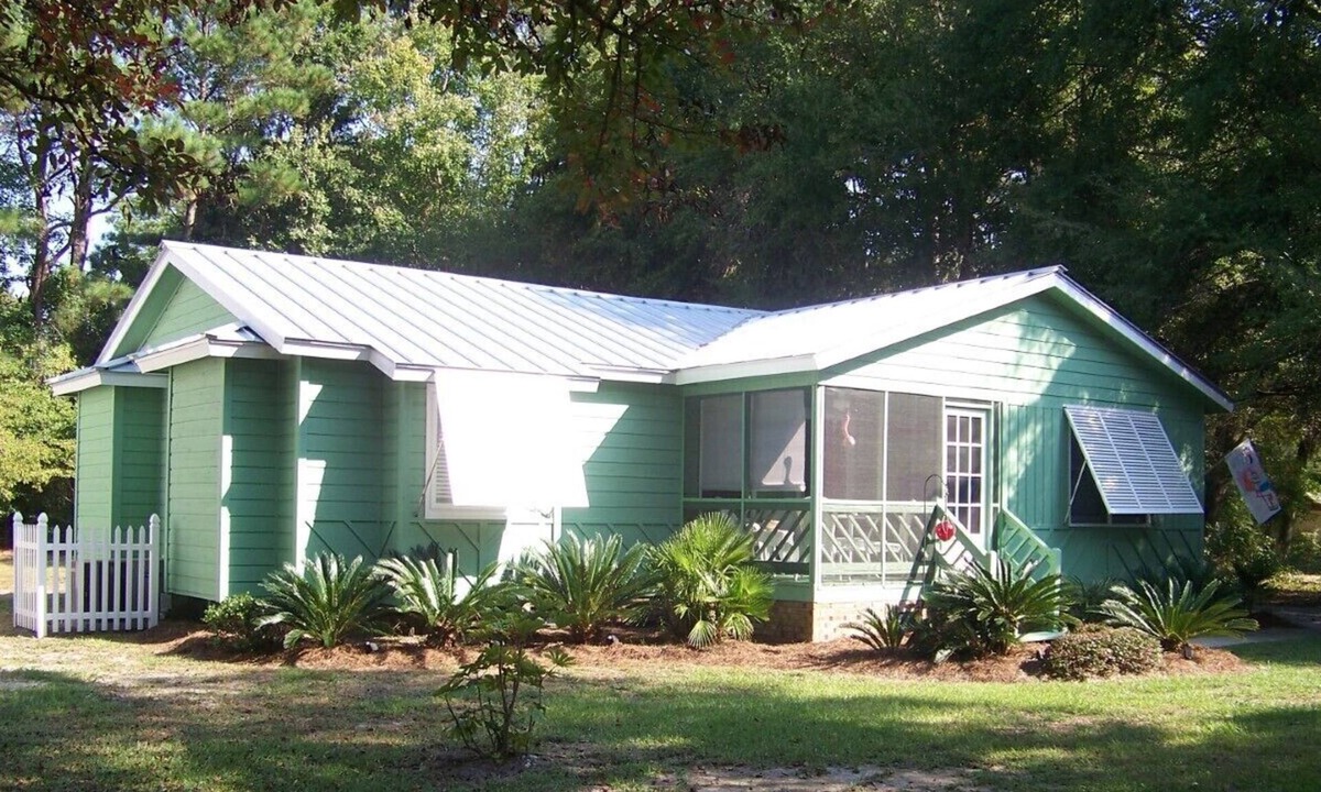 Sunset Beach Cottage | COASTAL COTTAGE, CLOSE TO BEACH, PETS OK, WI-FI, BRING LINENS,NO MAID SERVICE