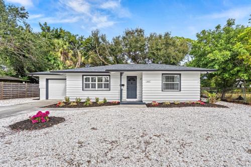 South Poinsettia House | Coastal Cottage Escape Near Siesta Key Beach with Hot Tub - GRAND OPENING