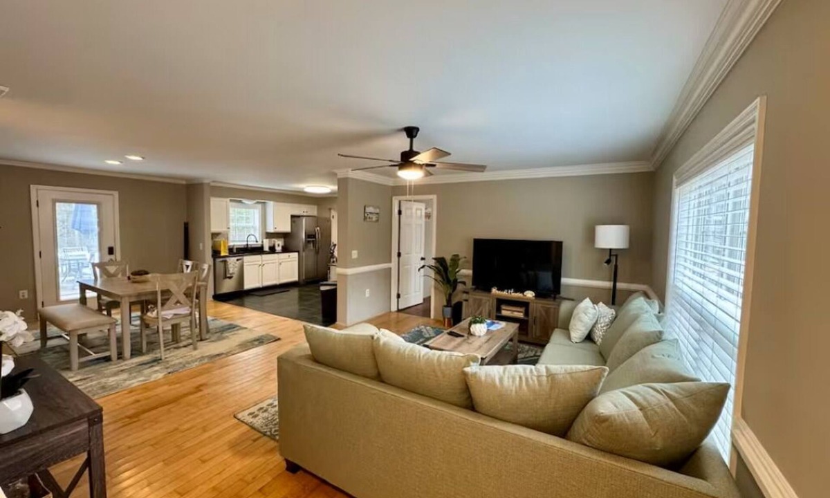 Longs House | Coastal Retreat Minutes from the Beach Quiet Family Friendly Relax & Unwind