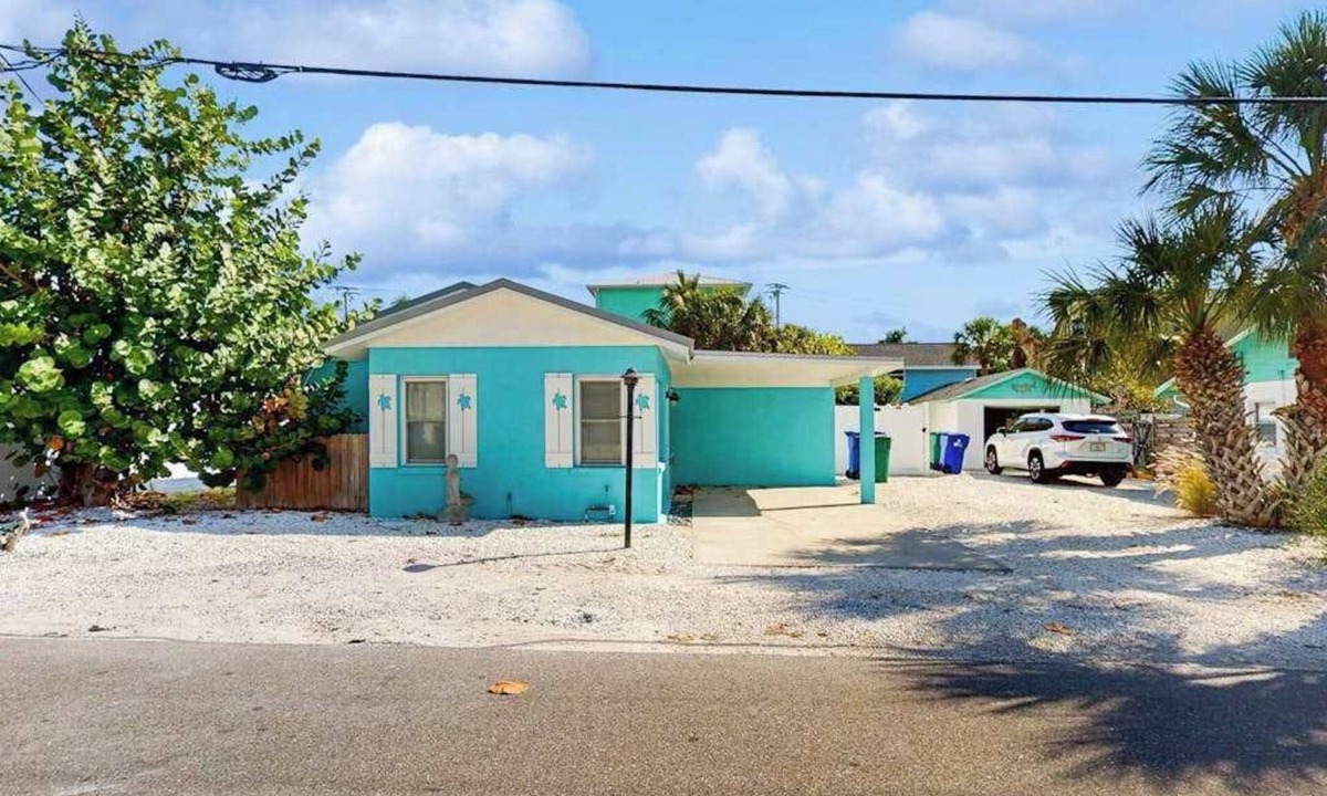 Anna Maria Cabin | Colorful beach cottage w heated private pool & grill area - dog-friendly