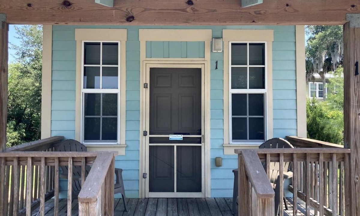 Braden River Cabin | Colorful Waterfront Cabin Rentals on the Braden River near Sarasota, Florida