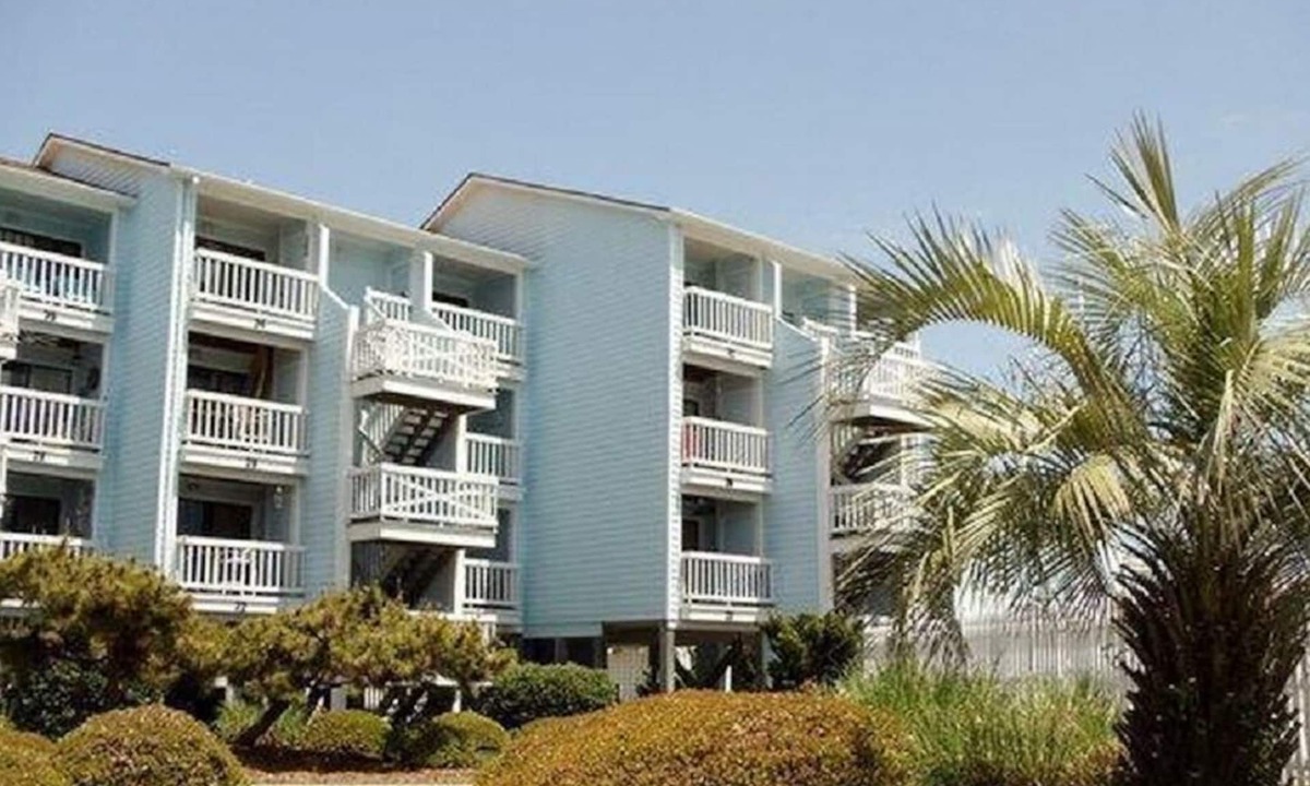 North Carolina Coast Condo | Comfy, Peaceful North End Condo With Ocean View, Pool & Private Deck