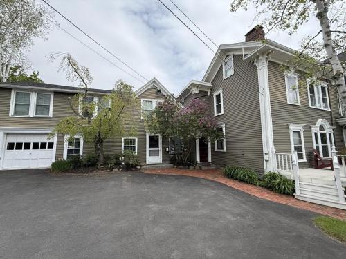 Camden House | Commanders Cabin, quaint apt steps to downtown