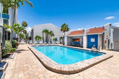 Madeira Beach House | Cozy 2BR Madeira Home near Beach with Pool