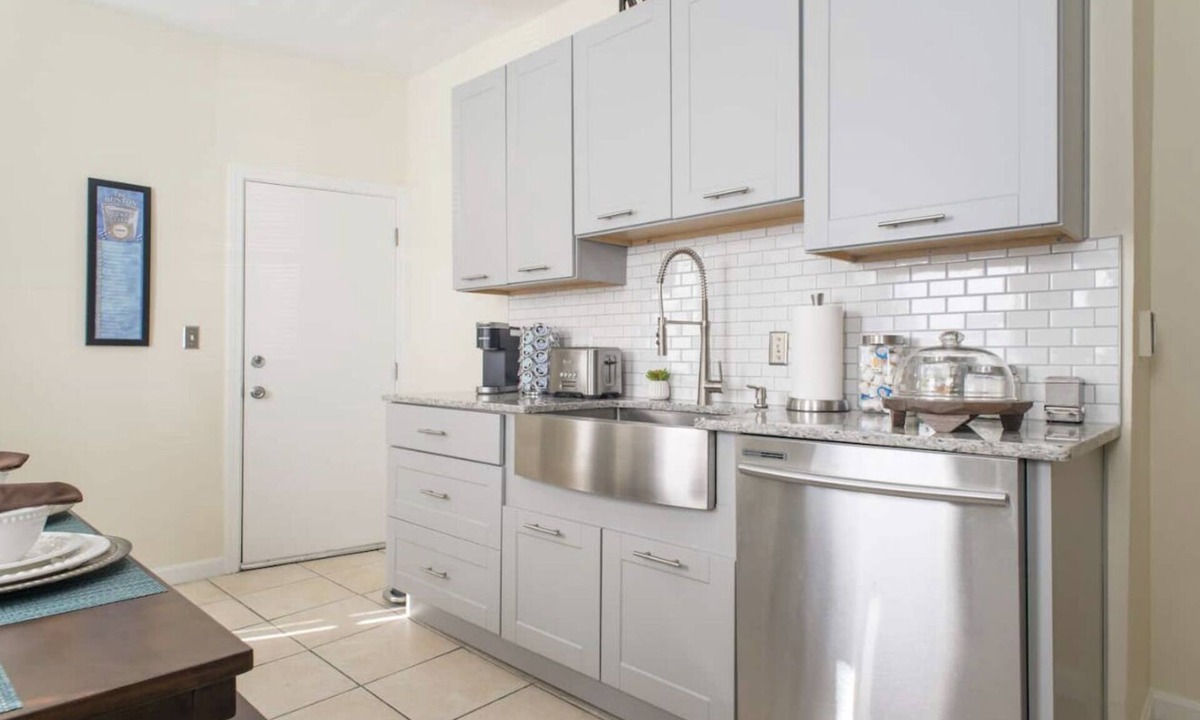 Codman Square House | Cozy 3 bedroom - Free Parking, close to buses.