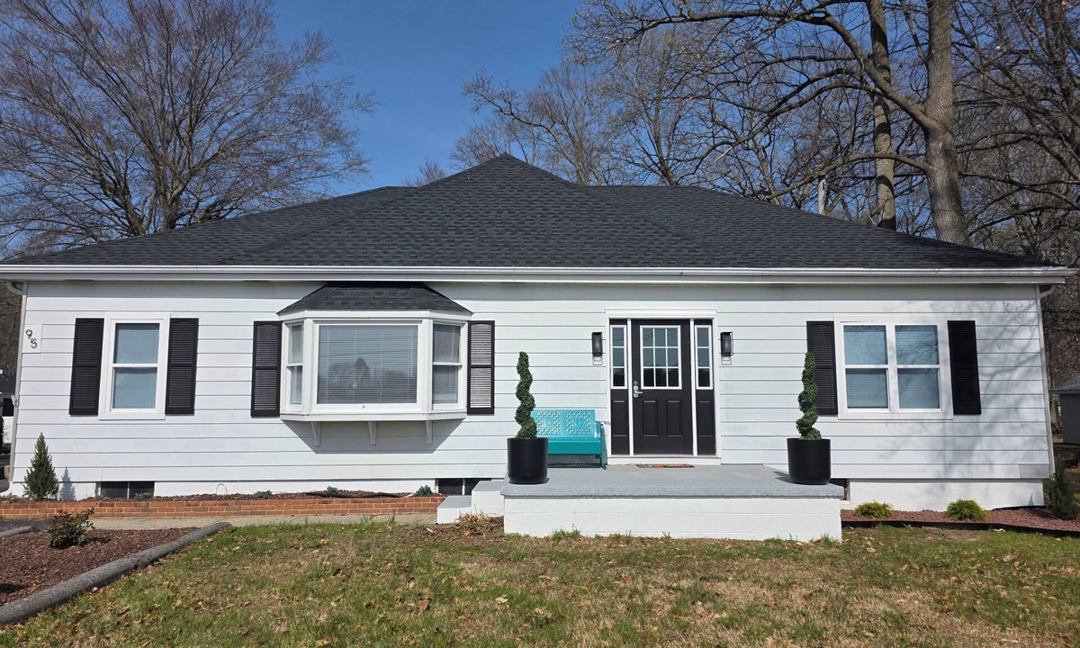 Little Creek House | Cozy 3BR/2Bath Retreat on Half Acre Near Dover Attractions DE Turf