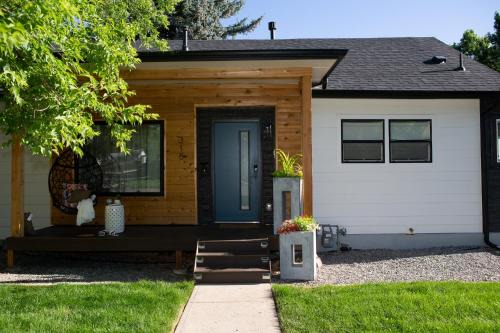 Loveland House | Cozy Bungalow Hot Tub & Fire Pit, Walk Downtown
