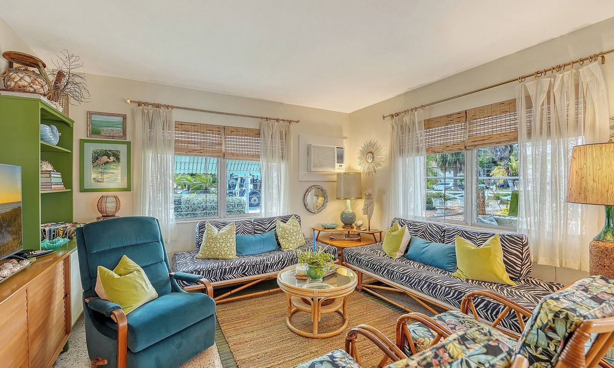 Sarasota Villa | Cozy, Charming, Lovely Lido Key Villa - Beach down the block!