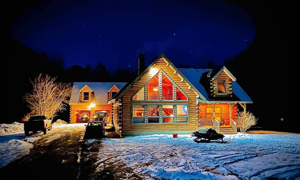 Tinmouth Cabin | Cozy Family-friendly Log Cabin With 25ft Interior Fireplace + Modern Amenities.