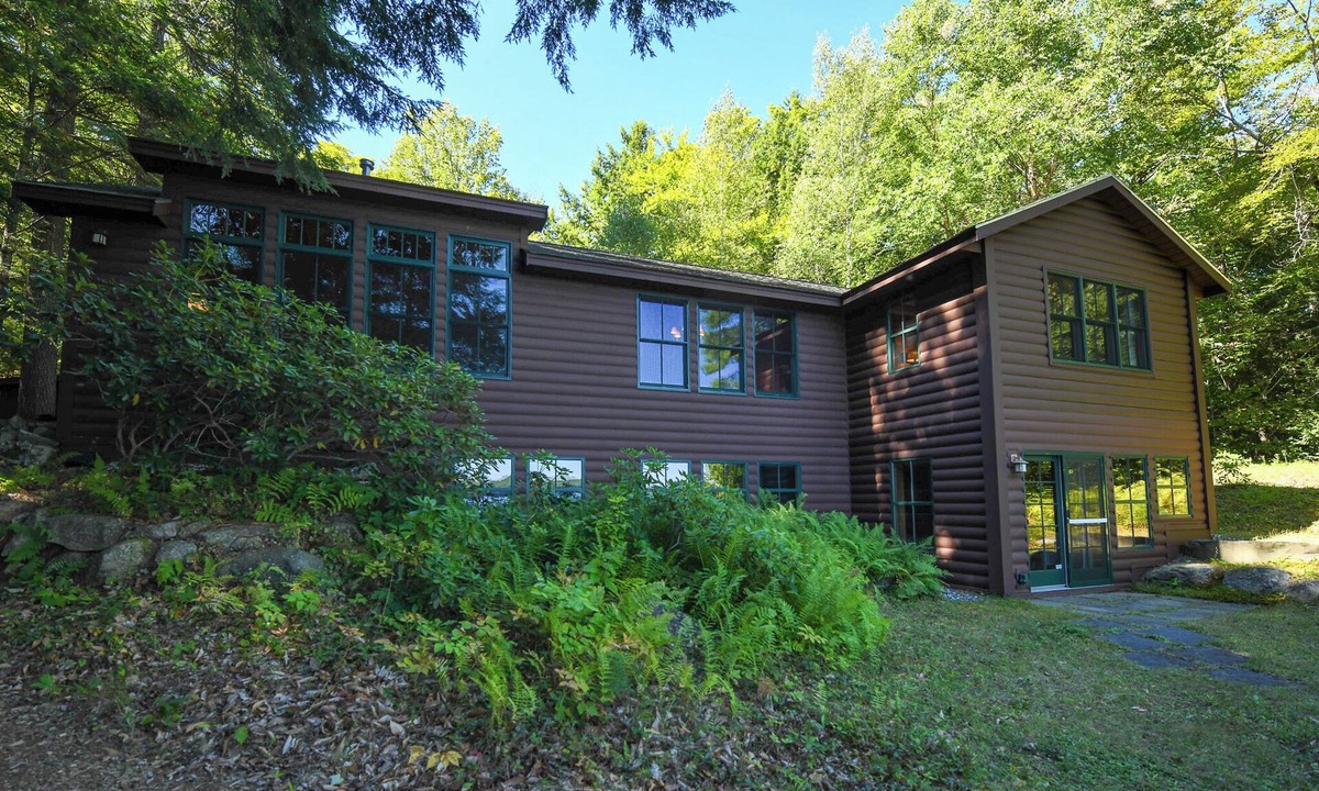 Oxford House | Cozy Hidden Retreat on Thompson Lake with Beautiful Clear Shoreline