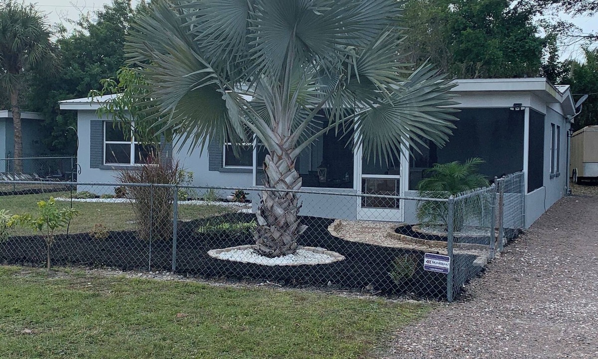 Fruitville House | Cozy Palm Retreat Enjoyable 3-bedroom house with AC for a relaxing stay