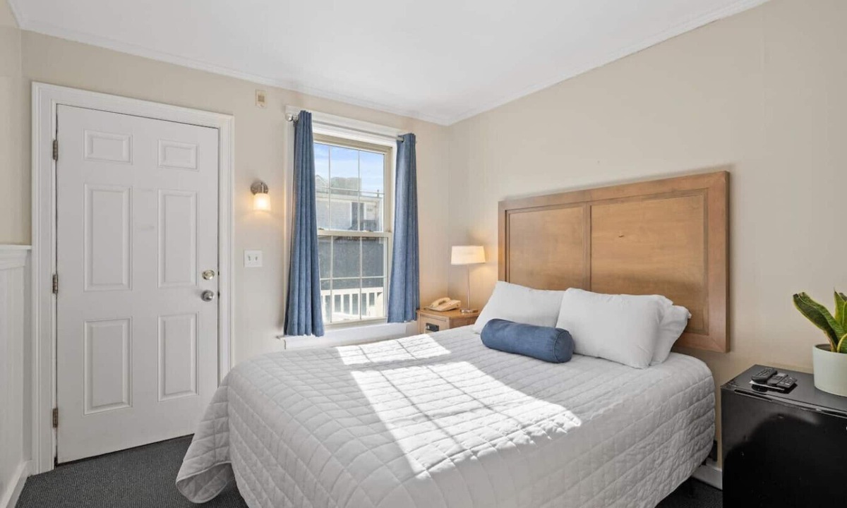 Falmouth Heights Condo | Cozy Queen Room Near Beach & Dining (305)