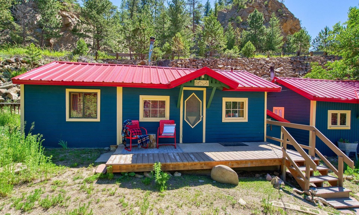 Lyons Cabin | Cozy Riverside Cabin — Romantic Couples Retreat