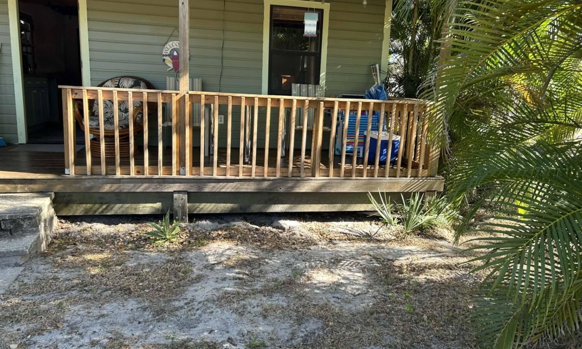 Vamo Apartment | Cozy studio in vibrant Sarasota, steps from Siesta waters, AC, WiFi