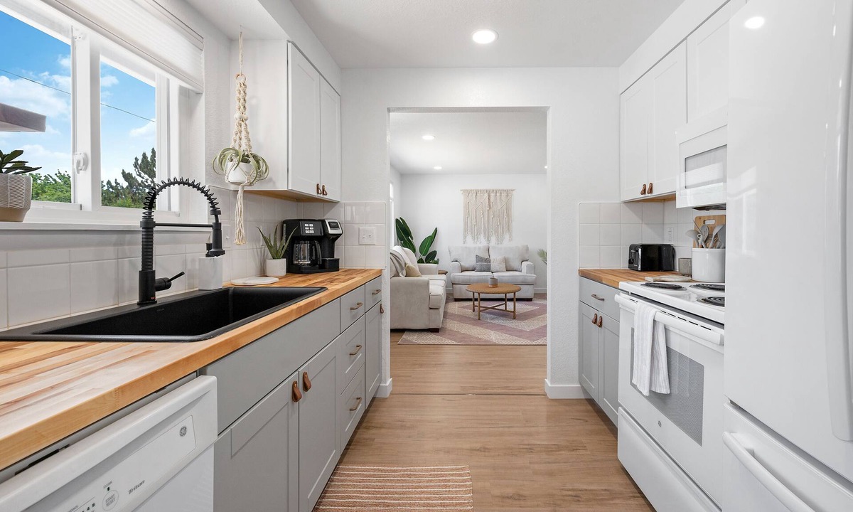 Hillcrest House | Cozy & Updated 2 Bedroom Townhouse Near it All! BSU, Airport, DT & More!