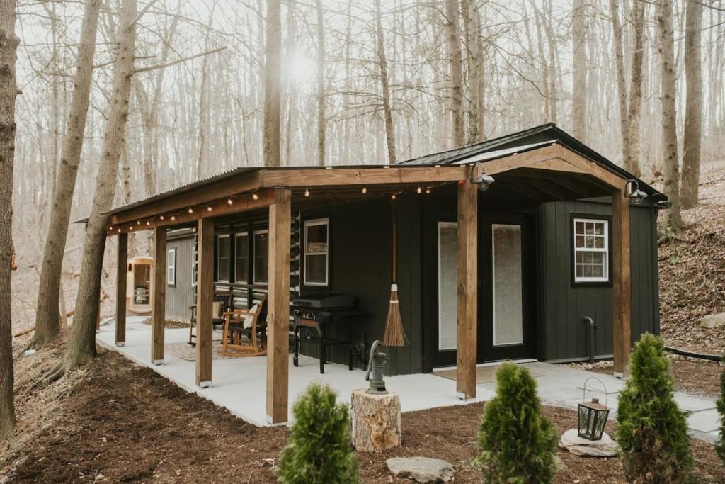 Susquehanna Trails Villa | Creekside Cabin: Sauna | Hot Tub | Fire Pit | Romantic | Peaceful | Cozy
