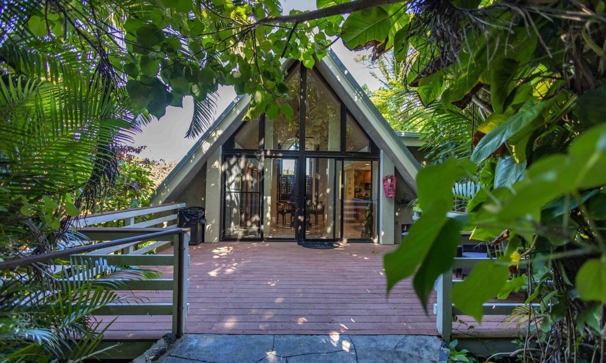 Huelo House | Deluxe Jasmine Suite on lush farm in Haiku, Maui with Private Hot Tub