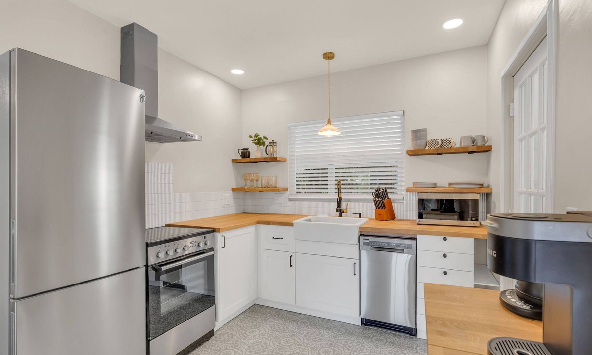 Gulfport House | Discounted long stays- Located near St Pete beaches, downtown Gulfport