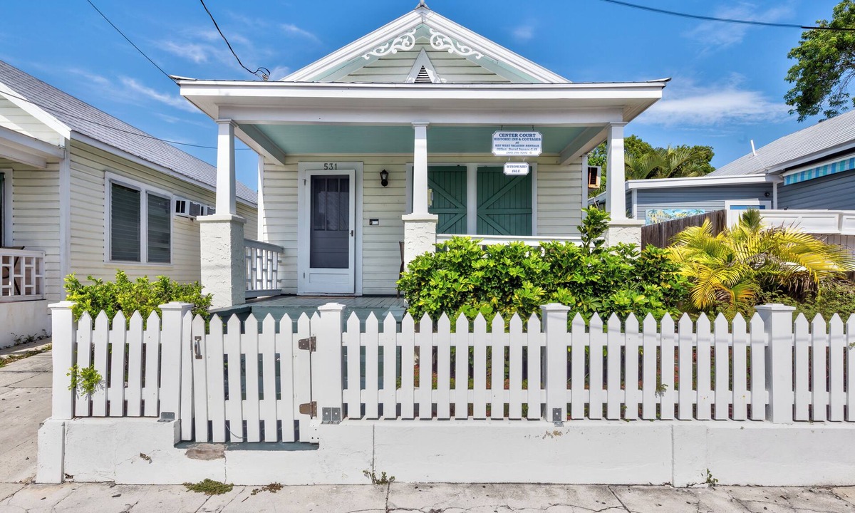 Old Town Cabin | Dog-Friendly Cottage with Private Hot Tub & Garden - Great Downtown Location