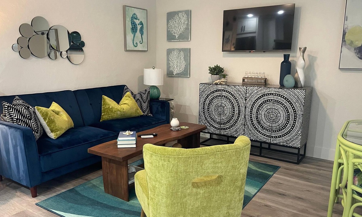 Downtown Apartment | Downtown Location! Newly Renovated - Steps to Restaurants & More! High-end Decor