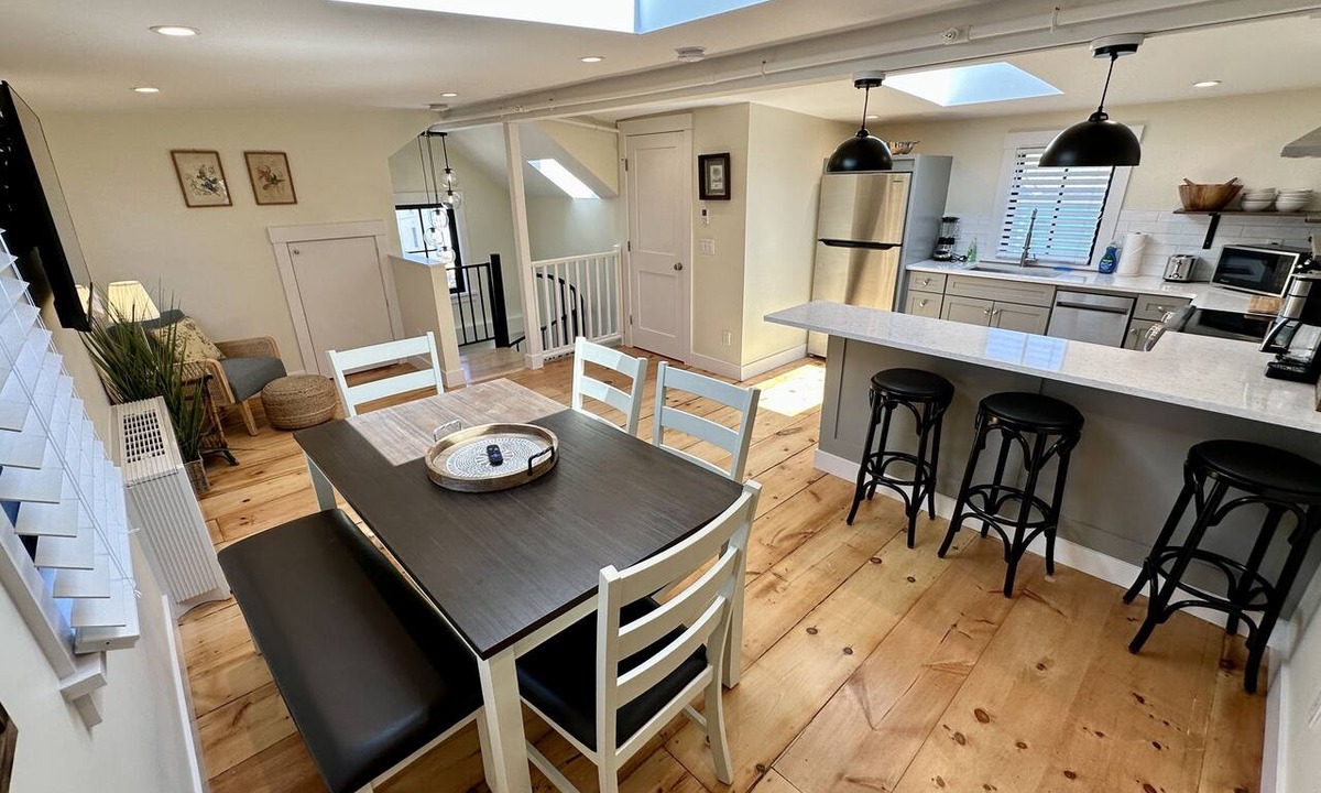 Yachting Village Hotel | Downtown Newport RI in this gorgeous renovated townhouse apartment off Historic Thames Street! 2 queen beds + pull-out sofa (sleeps 6), full stocked kitchen, mini-split AC, 2 TVs, off-street parking. Steps to dining, wharfs & everything!