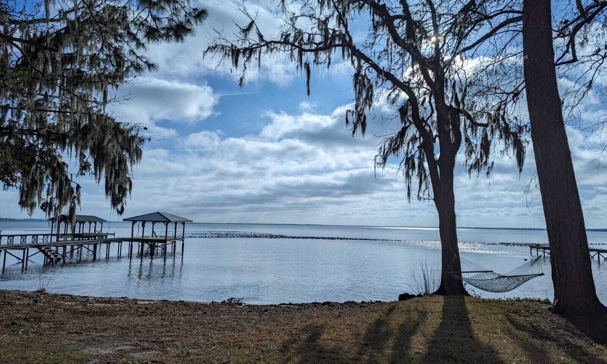 Lake Waccamaw House | Dreamy Cottage right on the Lake, Dog Friendly!