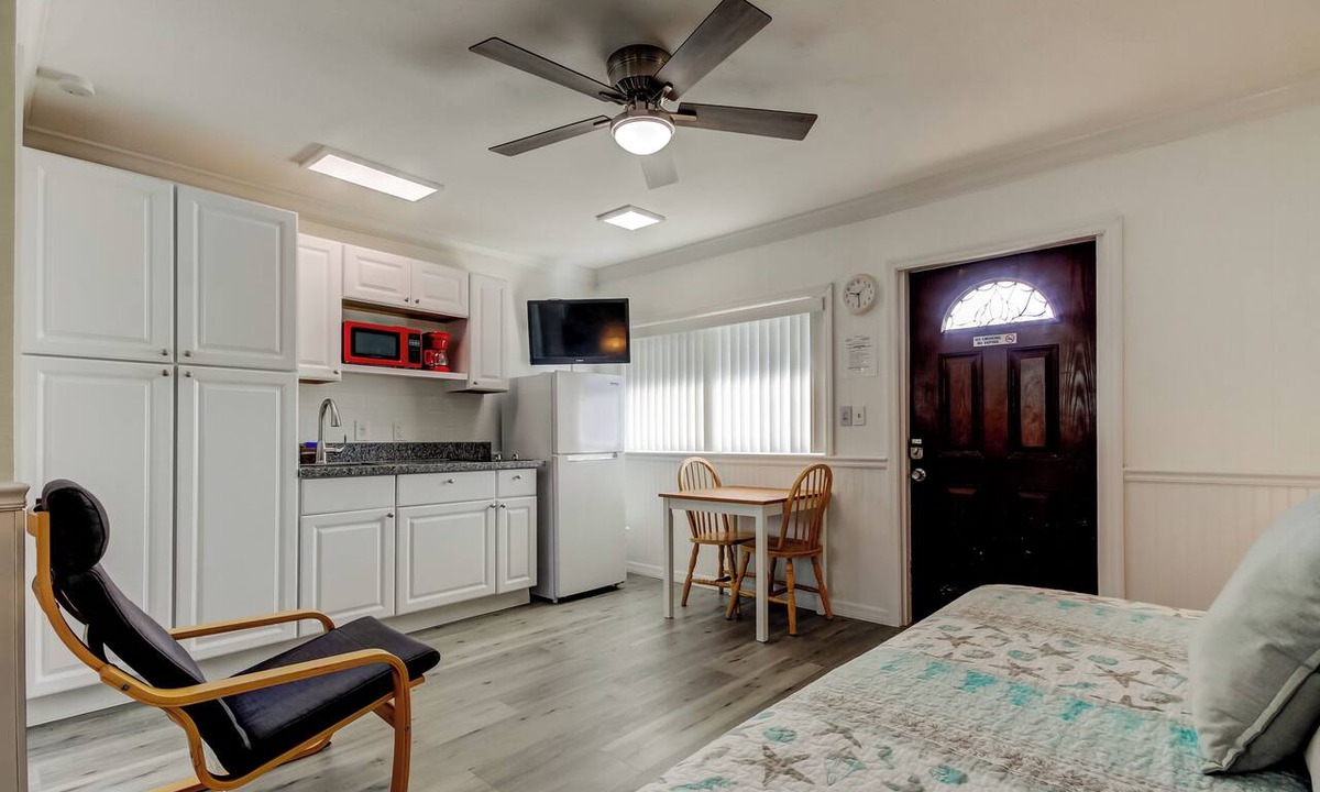 Sunset Reef Hotel | - EFFICIENCY #2 STEPS FROM THE BEACH