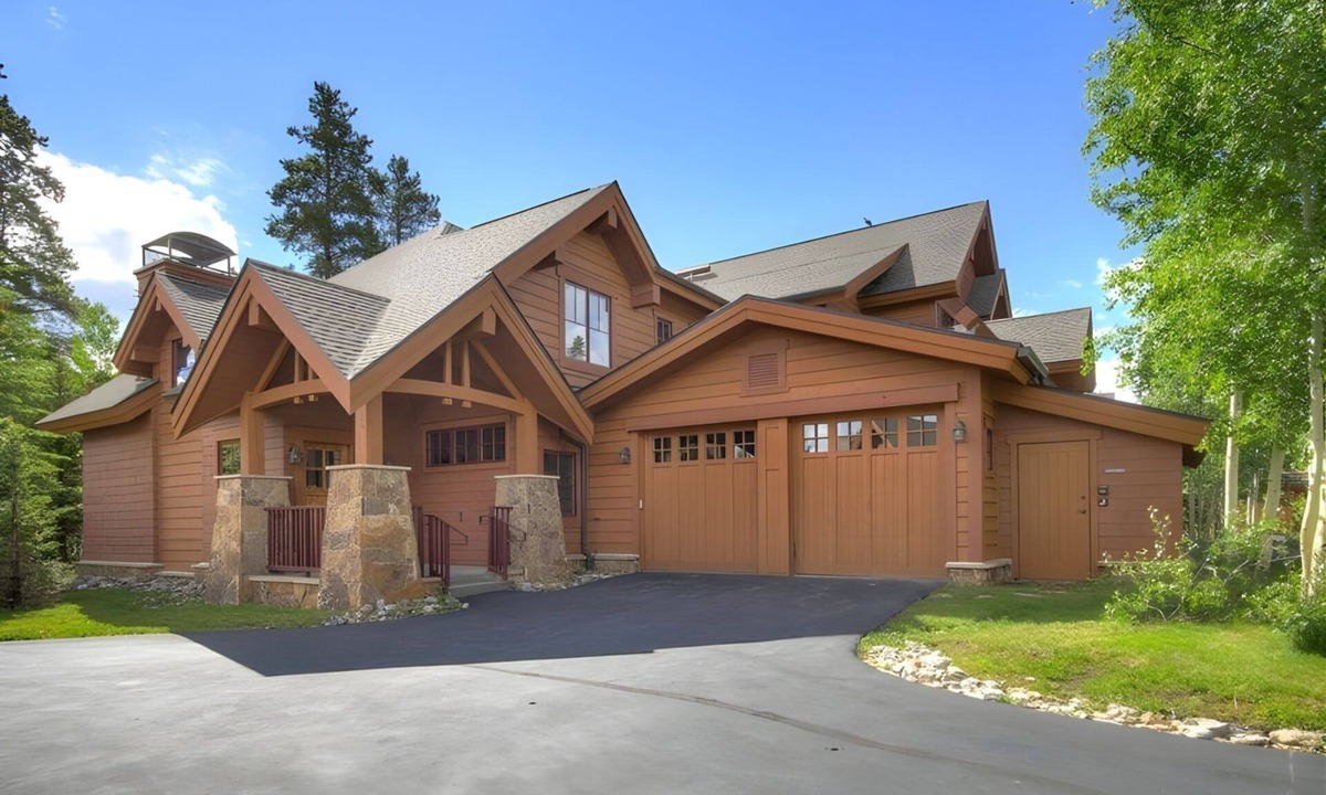 Christie Heights Condo | Elegant 3 Bedroom Townhome with Fireplace