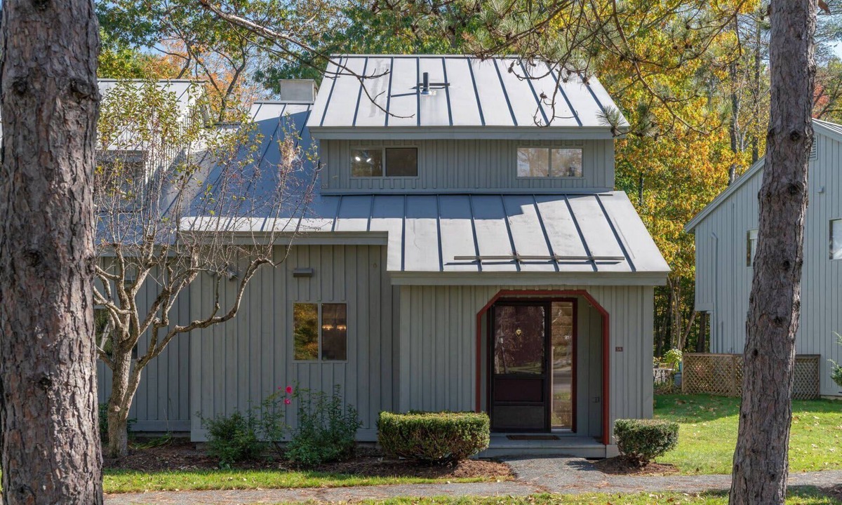 West Hartford Condo | End-Unit Condo with Pool & Gym, Windsor Village