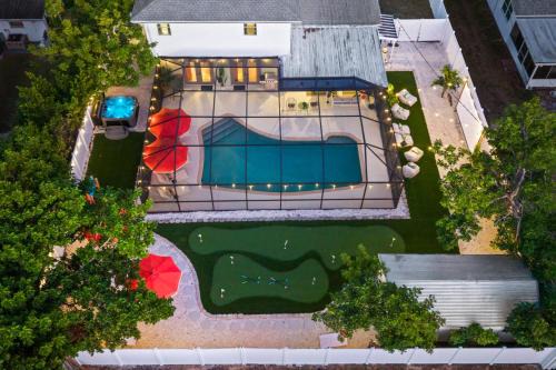 West Bradenton House | Epic Backyard - Pool - Hot Tub - Outdoor Theatre