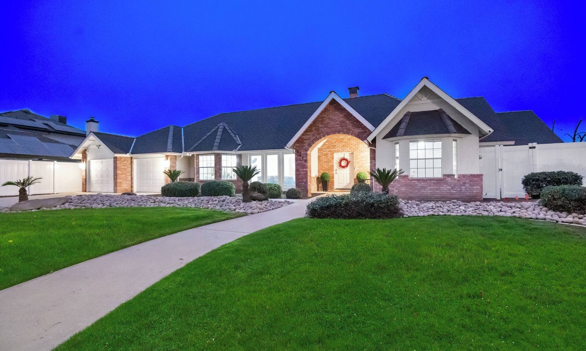 Visalia House | Escape to Bridgerton: Modern Amenities, Rustic Vibes, and a Peaceful Setting.
