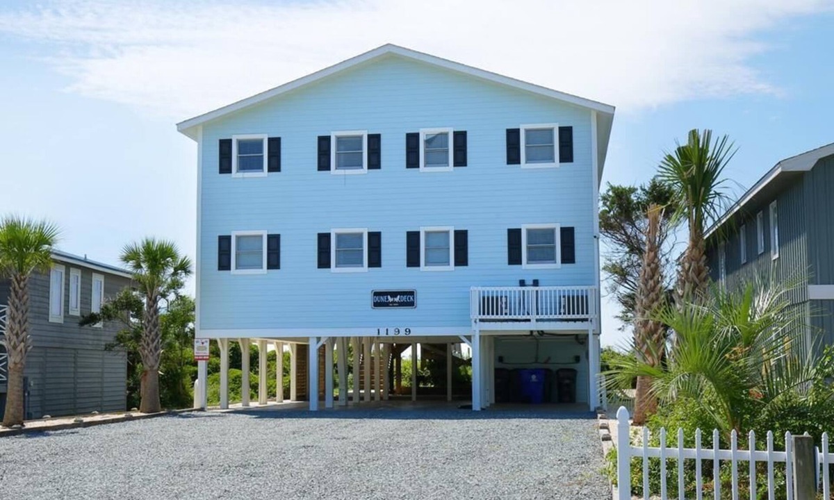 Holden Beach House | Experience coastal living at Dune Deck South, a beautiful 4-bedroom duplex in Holden Beach.